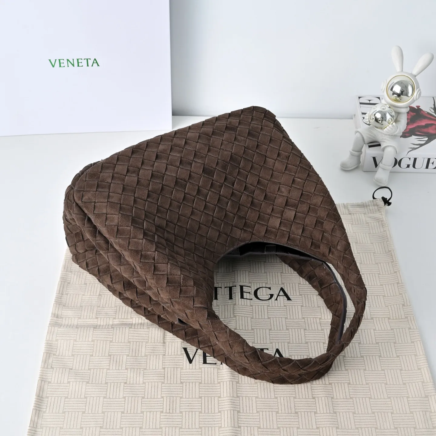 Batch 2160 BV new product suede Campana handbag The classic return of the Campana handbag is retro and charming ☄️Inspired by the classic collection of 2004🌟Each leather strip is made of two layers of Nappa lambskin🐏, showing the ultimate craftsmanship of full weaving inside and outside. The bag is super light, uses leather straps to open and close, and is equipped with a hidden magnetic buckle. It has two forms that can be switched, and the capacity is amazingly large. Whether it is for daily travel or to carry various small items✈️, it can be easily carried! Grab two hands for commuting and dating, and bring out French laziness🌤️ Model: 4249 Size: 33x20x16.5